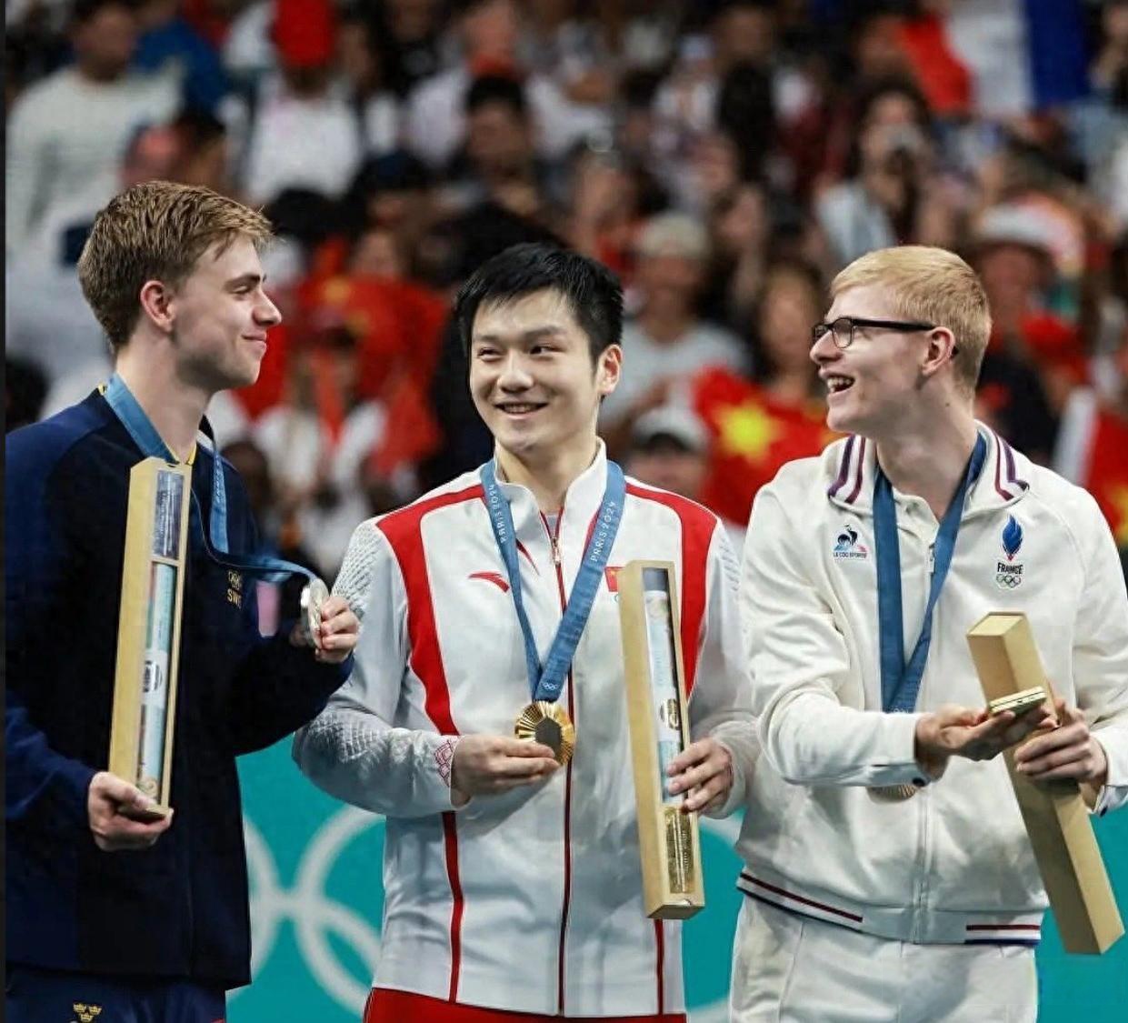 绿茵场上悬念丛生,热门对决引发球迷狂热!的简单介绍 绿茵场上悬念丛生,热门对决引发球迷狂热!的简单介绍