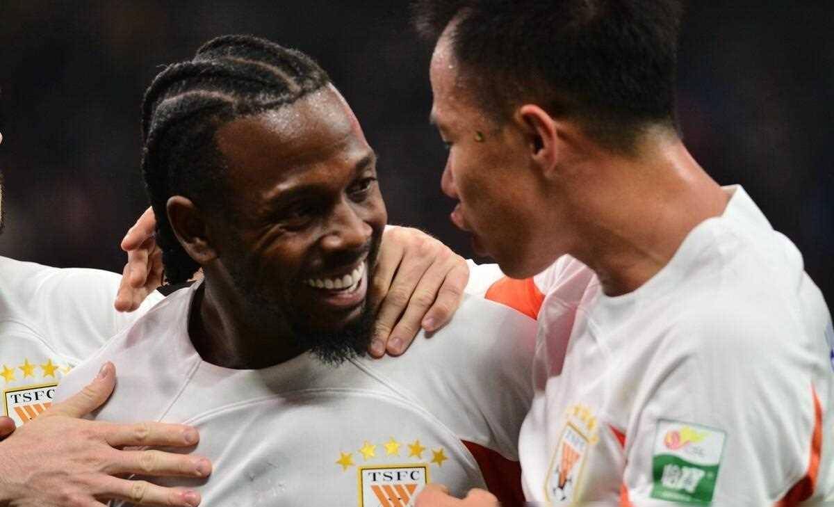 绿茵场上悬念丛生,热门对决引发球迷狂热!的简单介绍 绿茵场上悬念丛生,热门对决引发球迷狂热!的简单介绍