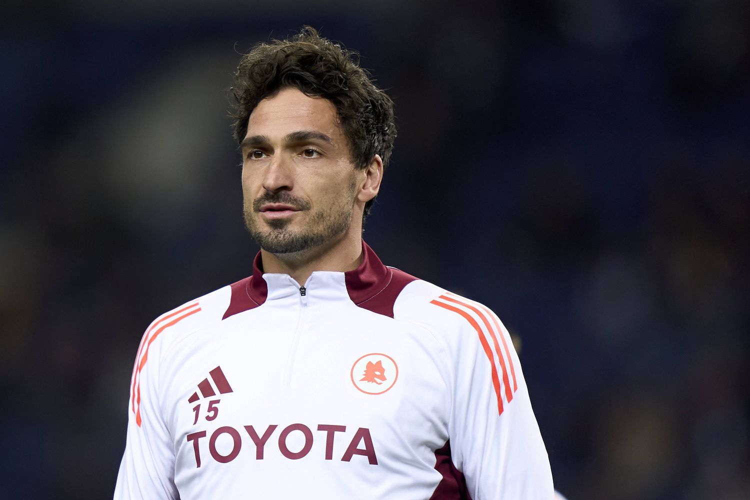 包含胡梅尔斯备受期待，球队士气高涨的词条