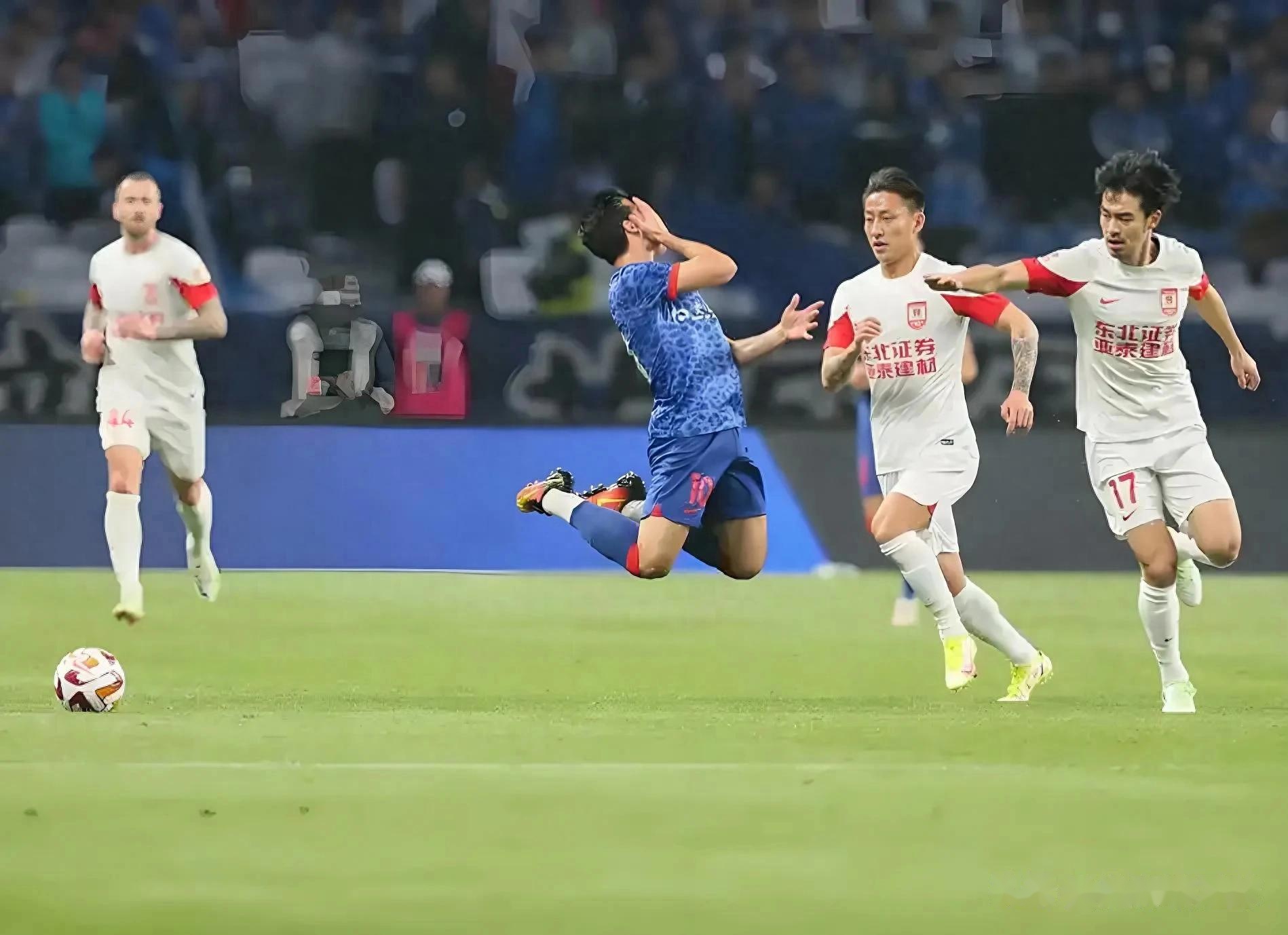 长春亚泰队主场比赛中击败对手,取得胜利 长春亚泰队主场比赛中击败对手,取得胜利