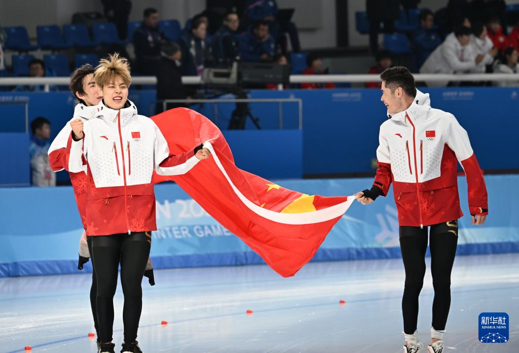 包含追逐荣耀，亚洲足球比赛中的团队壮志的词条