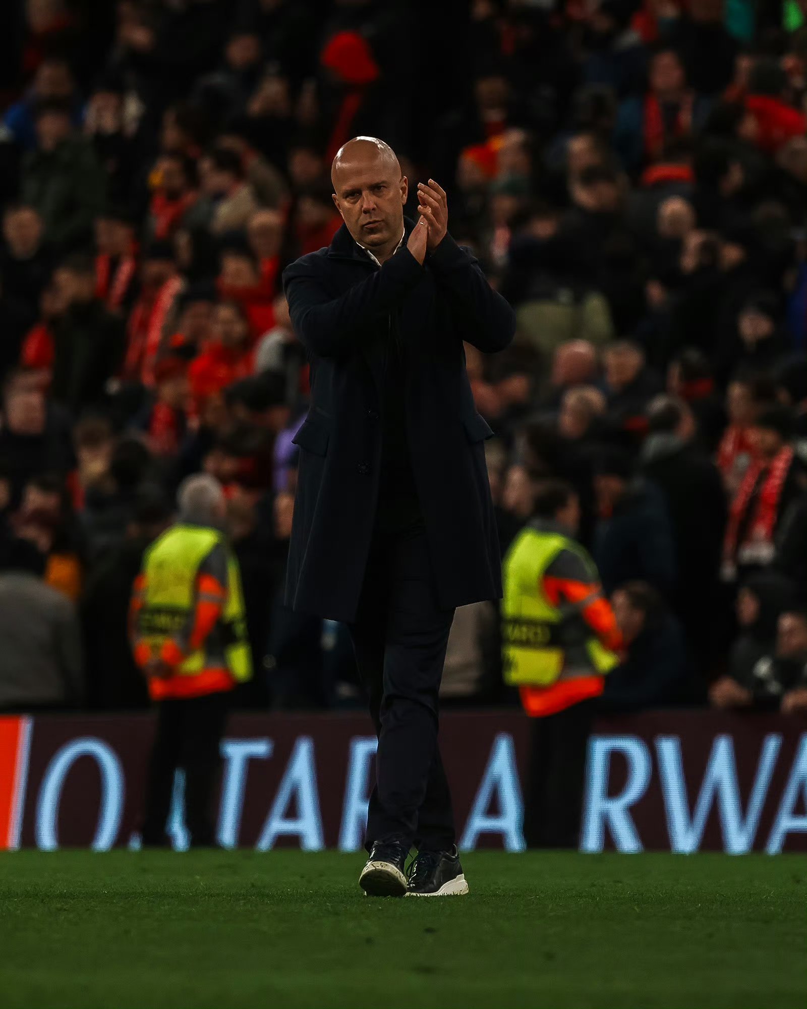 包含巴黎圣日耳曼艰难取胜稳居积分榜前列的词条