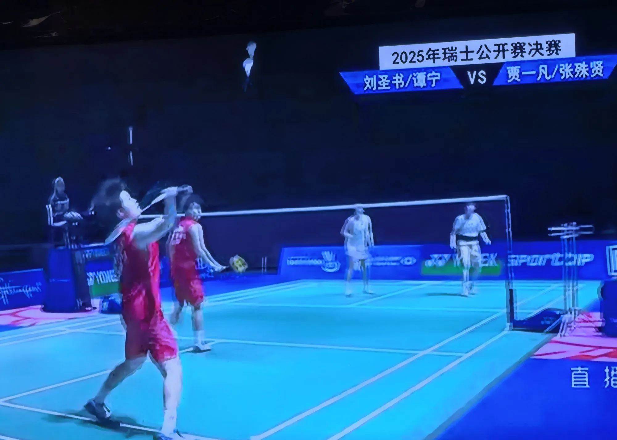 羽毛球女双激烈对决，比分激荡