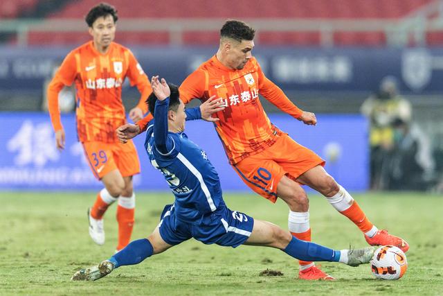 爱游戏官网网页版入口-雄狮队全队冲击冠军，气势如虹