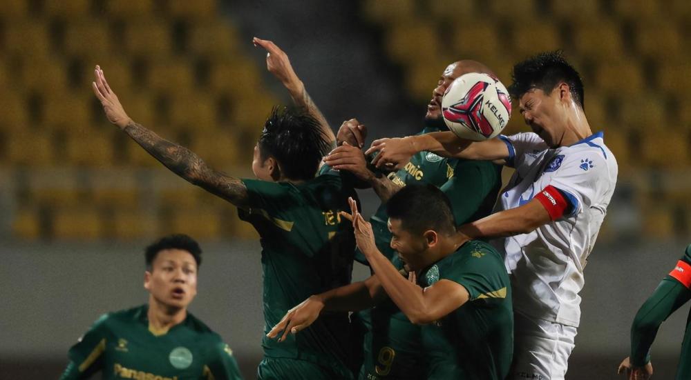 爱游戏app下载-包含杭州绿城客场鏖战，不敌对手无缘胜利的词条