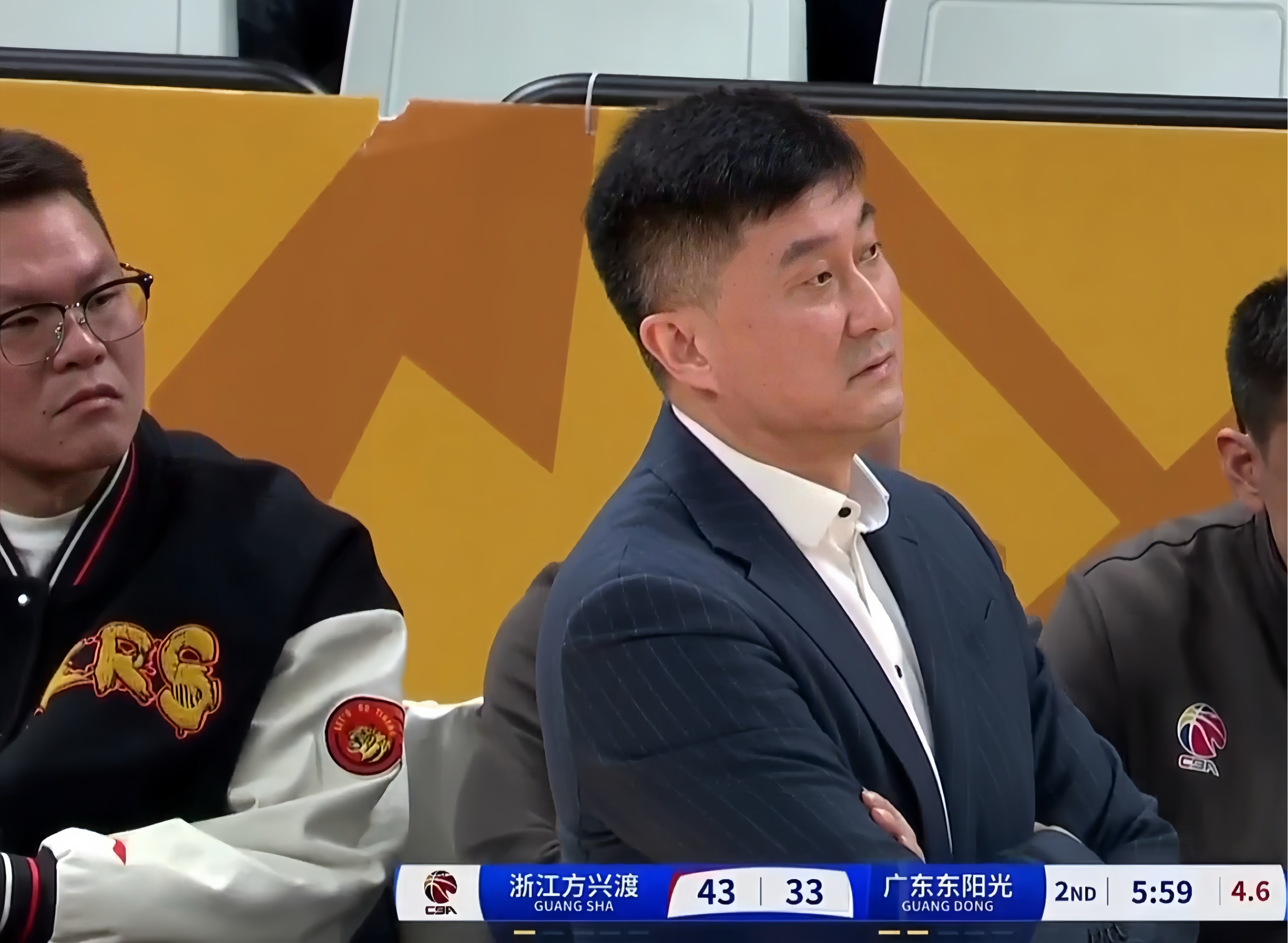 包含广东男篮球员受伤,离场半场的词条 包含广东男篮球员受伤,离场半场的词条