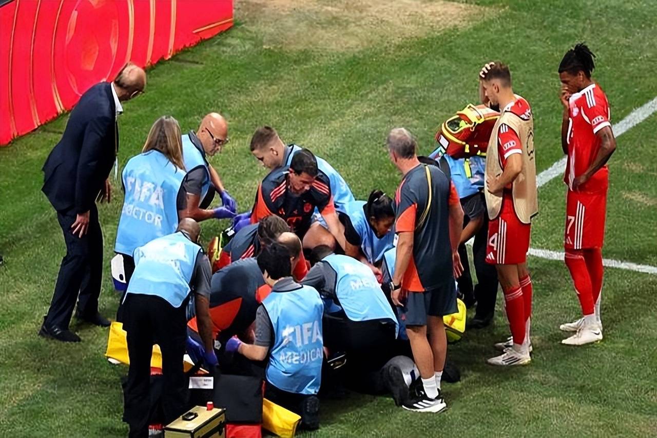 足球比赛中出现意外伤病,球员需接受治疗的简单介绍 足球比赛中出现意外伤病,球员需接受治疗的简单介绍